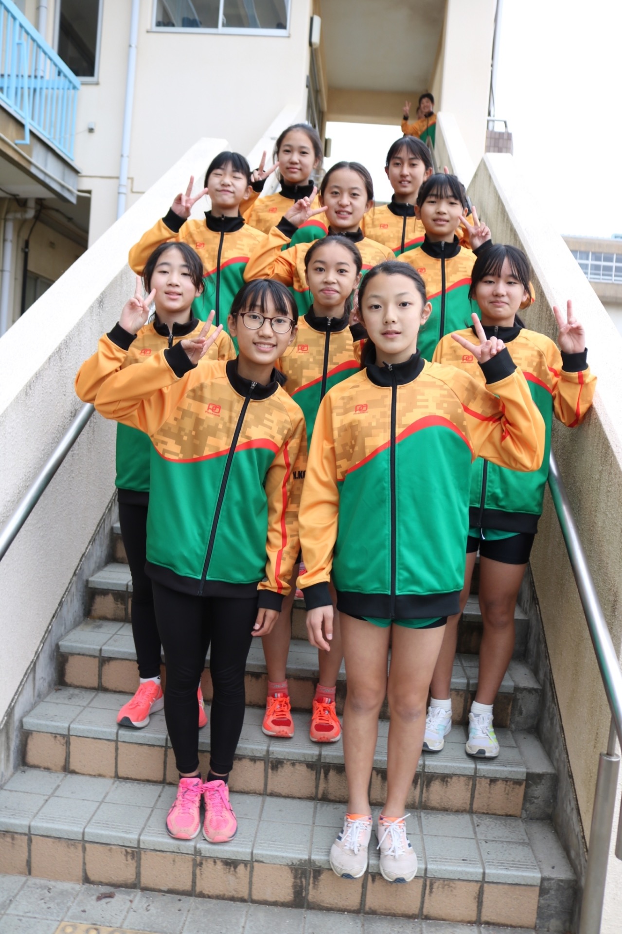 美女軍団6年女子。の後ろに背後霊。